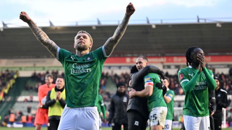 ফুটবল বিশ্বে বড় অঘটন, অখ্যাত প্লিমাউথে ডুবল লিভারপুল